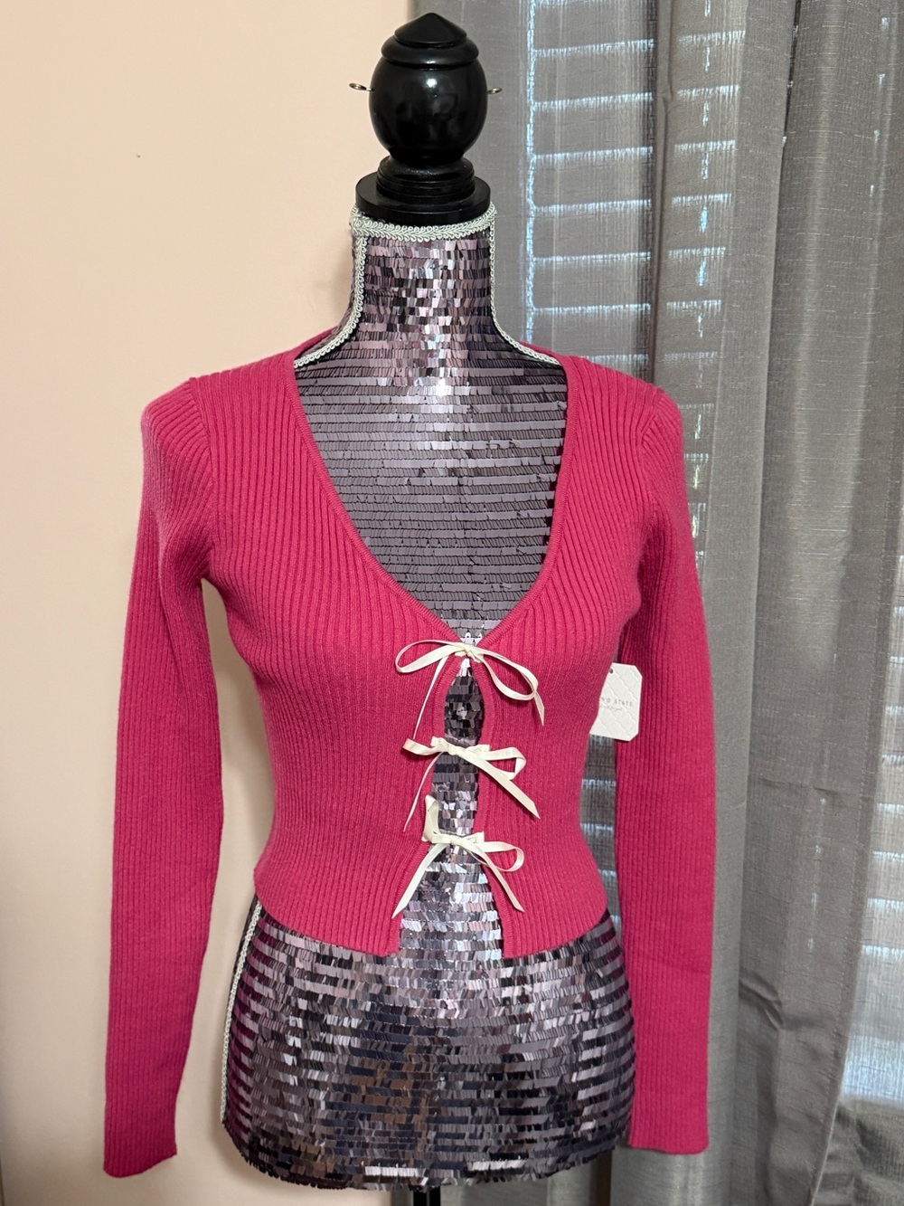 ALTAR’D STATE *Brand New With Tags*
Pink ribbed sweater/cardigan & bow details